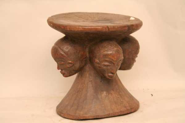 Luba(tabouret à têtes), d`afrique : Rép.démoncratique du Congo., statuette Luba(tabouret à têtes), masque ancien africain Luba(tabouret à têtes), art du Rép.démoncratique du Congo. - Art Africain, collection privées Belgique. Statue africaine de la tribu des Luba(tabouret à têtes), provenant du Rép.démoncratique du Congo., 1505/1237 Tabouret Luba à quatre têtes H.
23cm.Bois dur,couleur naturelle,1ère moitié du 20eme sc.(Minga)

Luba stoel met vier hoofden h.23cm..Uit hard hout,bruine natuurlijke patine,1ste helft van de 20ste eeuw.. art,culture,masque,statue,statuette,pot,ivoire,exposition,expo,masque original,masques,statues,statuettes,pots,expositions,expo,masques originaux,collectionneur d`art,art africain,culture africaine,masque africain,statue africaine,statuette africaine,pot africain,ivoire africain,exposition africain,expo africain,masque origina africainl,masques africains,statues africaines,statuettes africaines,pots africains,expositions africaines,expo africaines,masques originaux  africains,collectionneur d`art africain